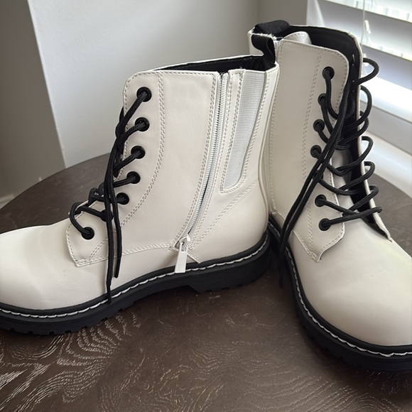 Size 9WW - Torrid White Boots - Never Worn - Picture 2 of 7